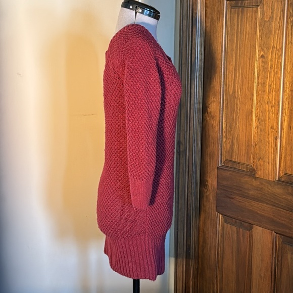 Hollister burgundy color 3/4 length sleeve sweater. Size Small - Picture 2 of 10